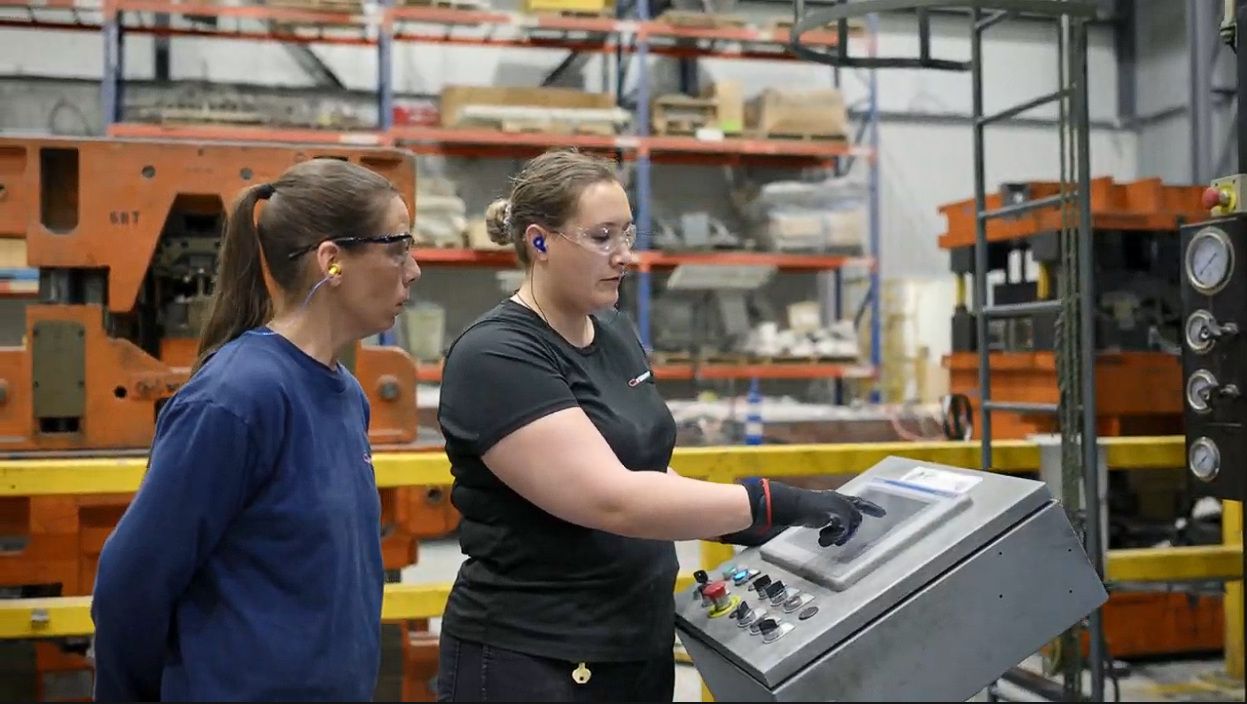 Employé en production devant un équipement industriel